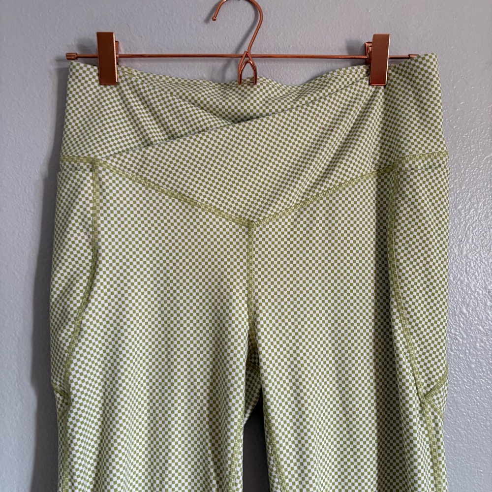 Fabletics Crossover Flare - Picture 4 of 10